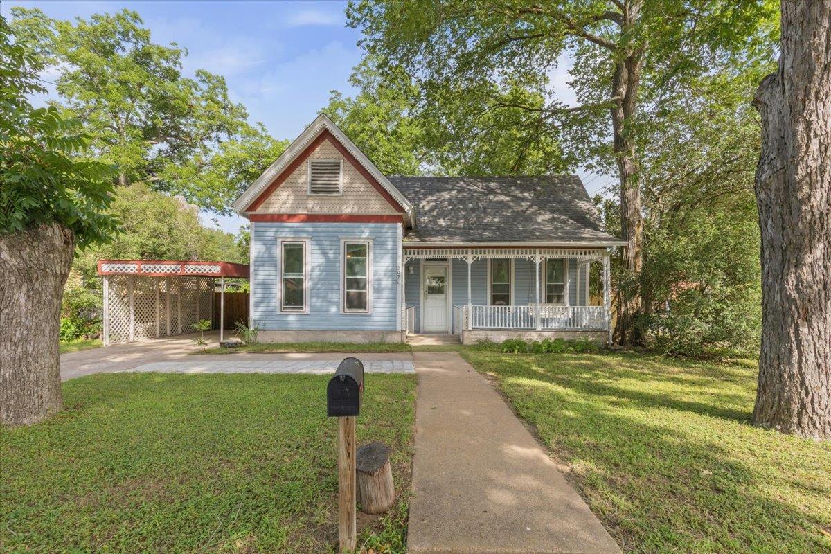 207 Hudgins, Smithville, TX 78957 — photo 1