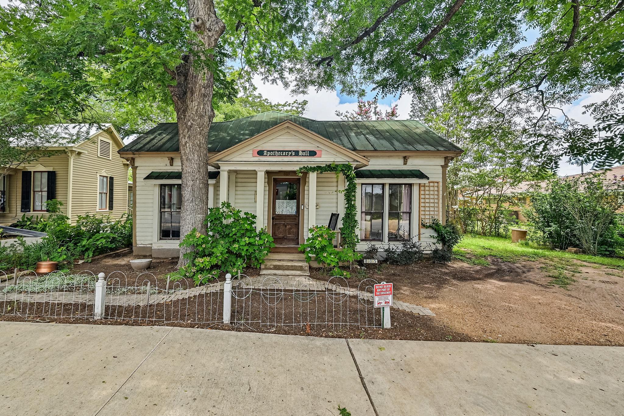 805 Main, Bastrop, TX 78602 — photo 1