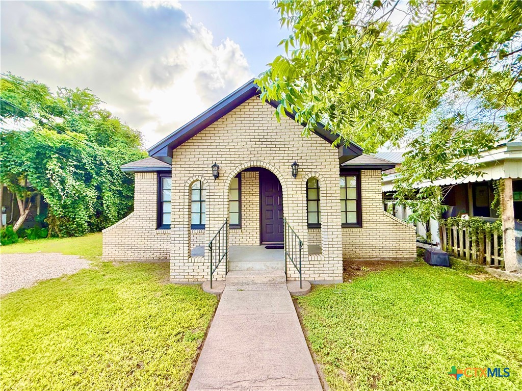 404 W Brackenridge Street, Edna, TX 77957 — photo 1