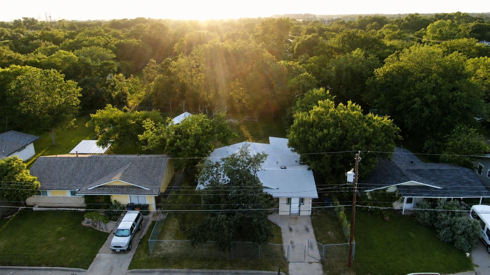 1060 Gardner, Austin, TX 78721 — photo 1