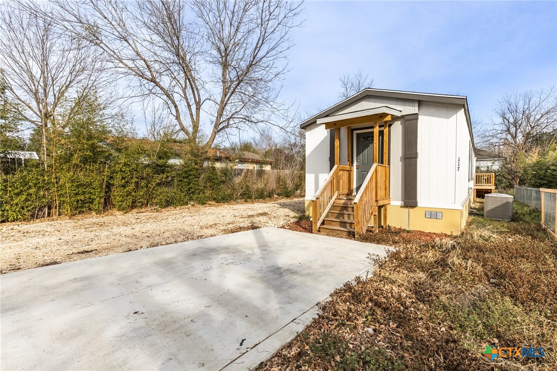 117 Royal, Taylor, TX 76574 — photo 1