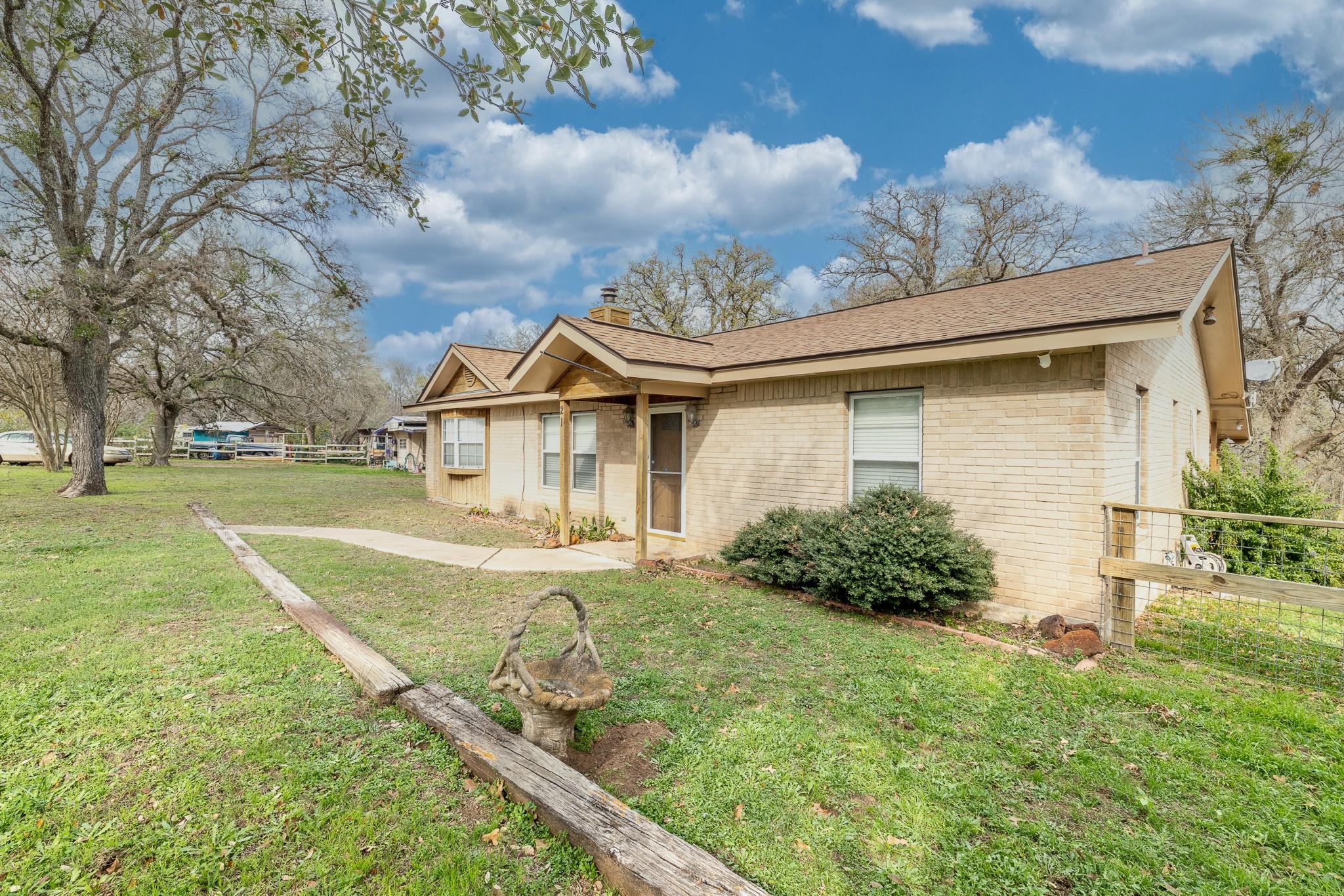 21 N CR 235 None, Gonzales, TX 78629 — photo 1