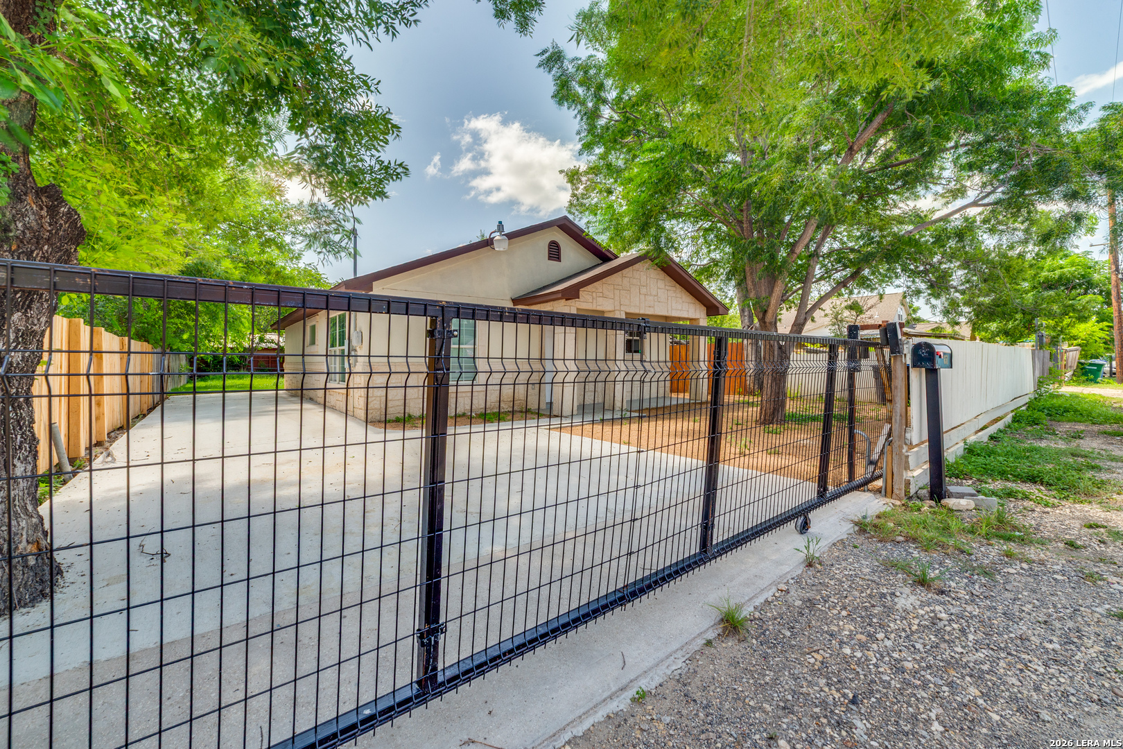 651 N SAN AUGUSTINE AVE, San Antonio, TX 78228 — photo 1