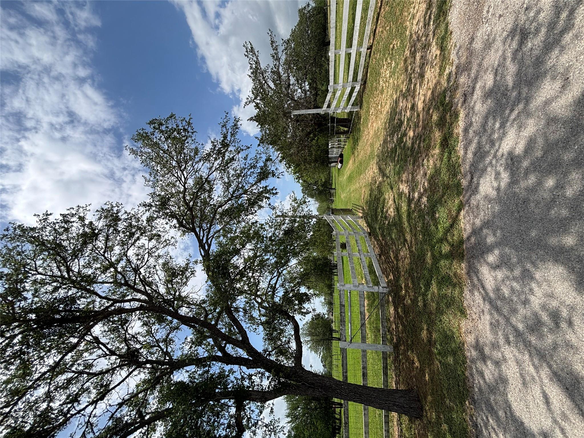 916 Rolling Oaks, Luling, TX 78648 — photo 1