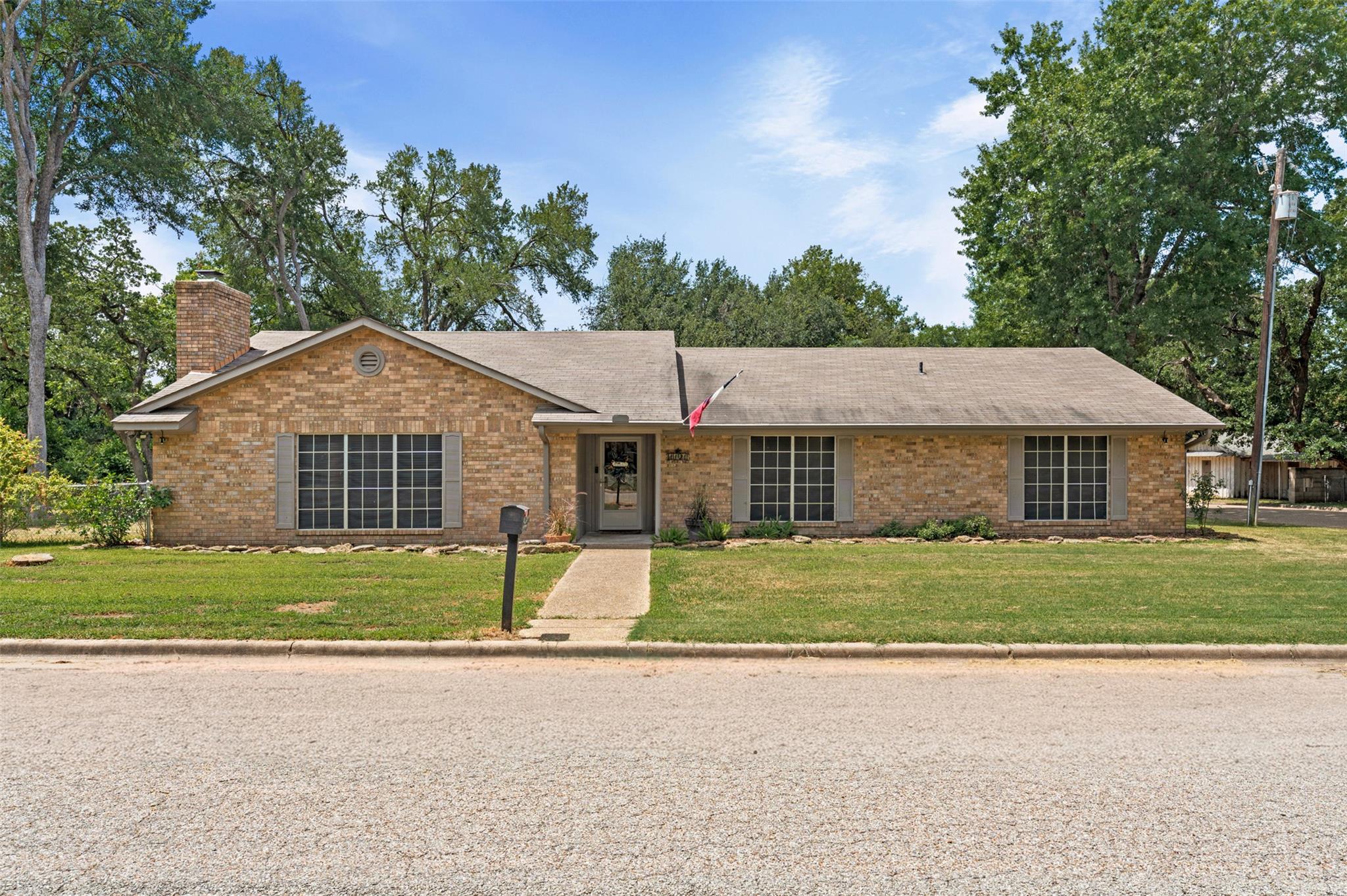 1101 E 19th St, Cameron, TX 76520 — photo 1