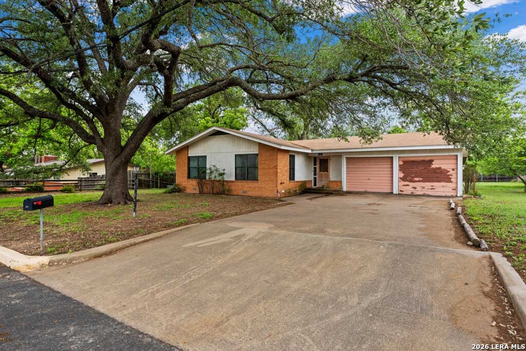131 W LOWER CRABAPPLE RD, Fredericksburg, TX 78624 — photo 1