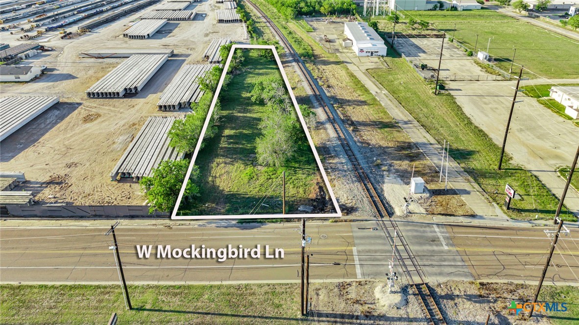 102 W Mockingbird Lane, Victoria, TX 77904 — photo 1