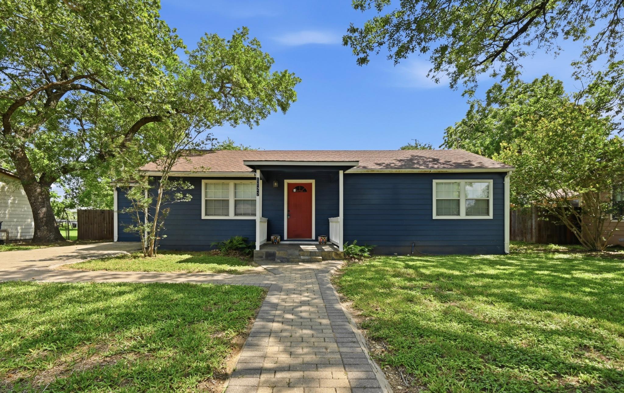 1127 Parr St, Luling, TX 78648 — photo 1
