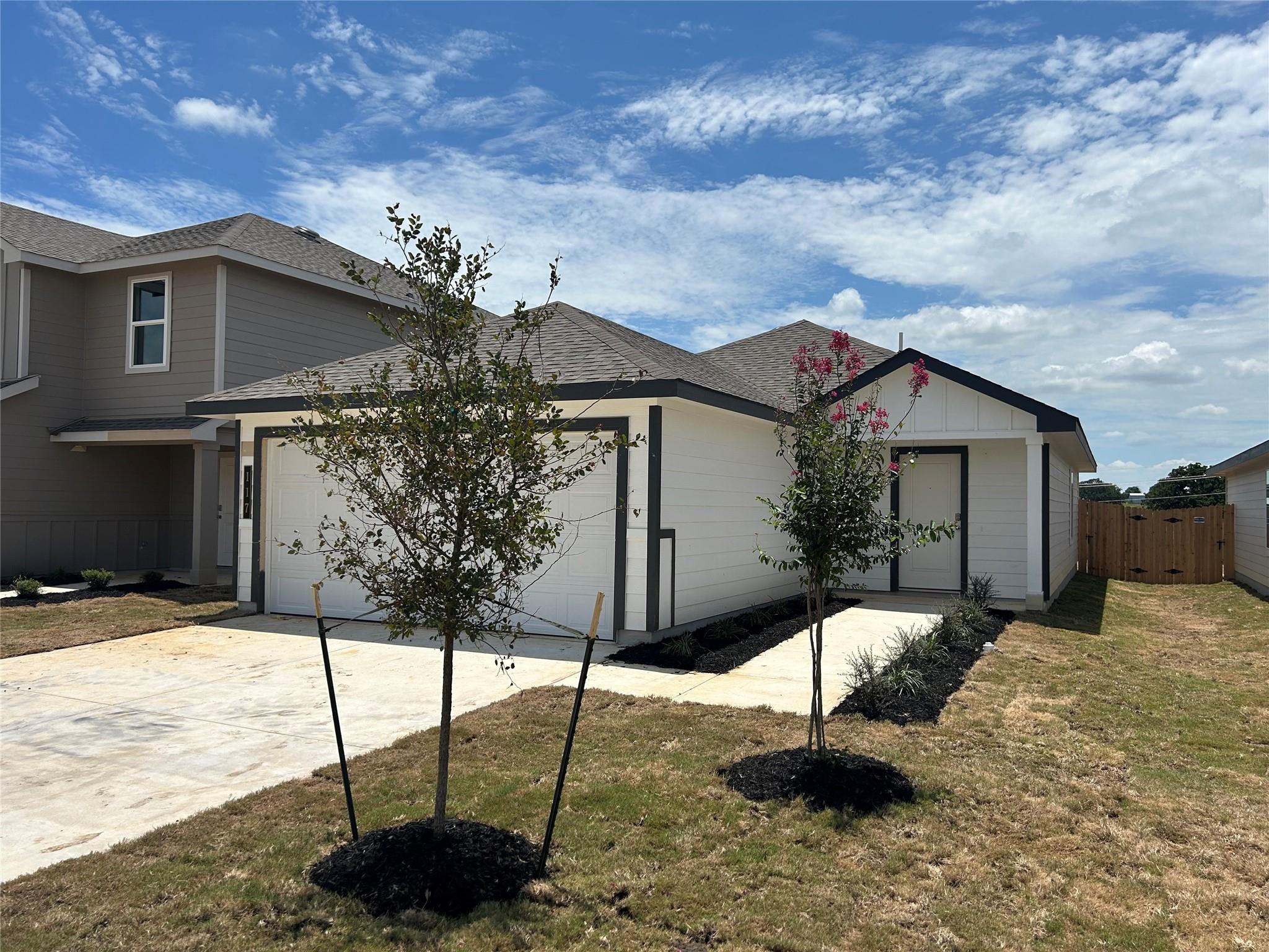 117 Mullins Dr, Rockdale, TX 76567 — photo 1