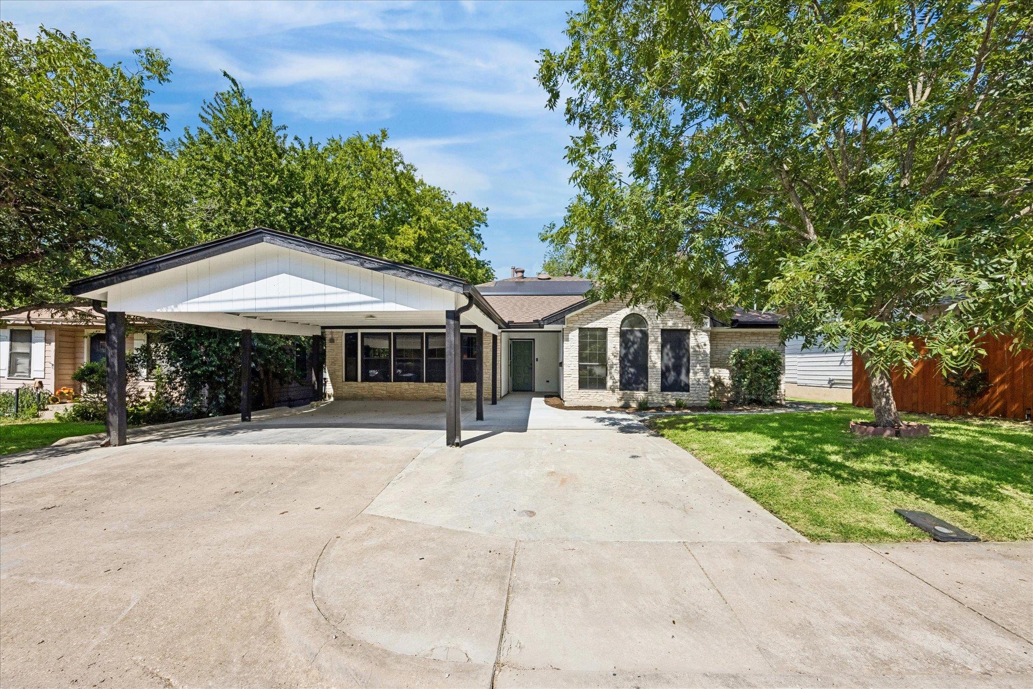 1706 Davis St, Taylor, TX 76574 — photo 1