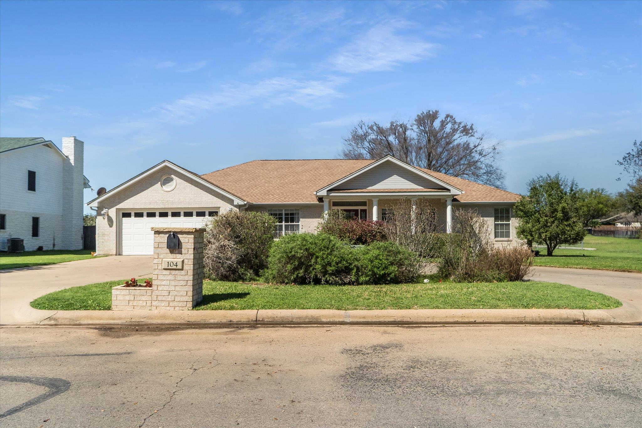 104  Firestone Pl, Meadowlakes, TX 78654 — photo 1