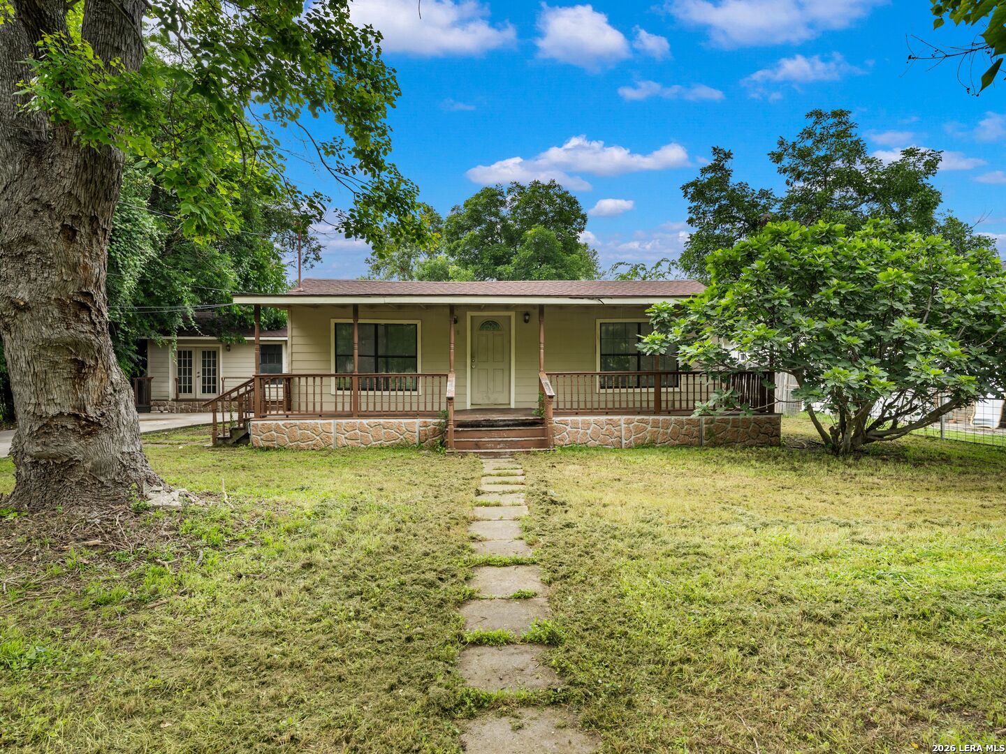 318 E Theissen Street, Boerne, TX 78006 — photo 1