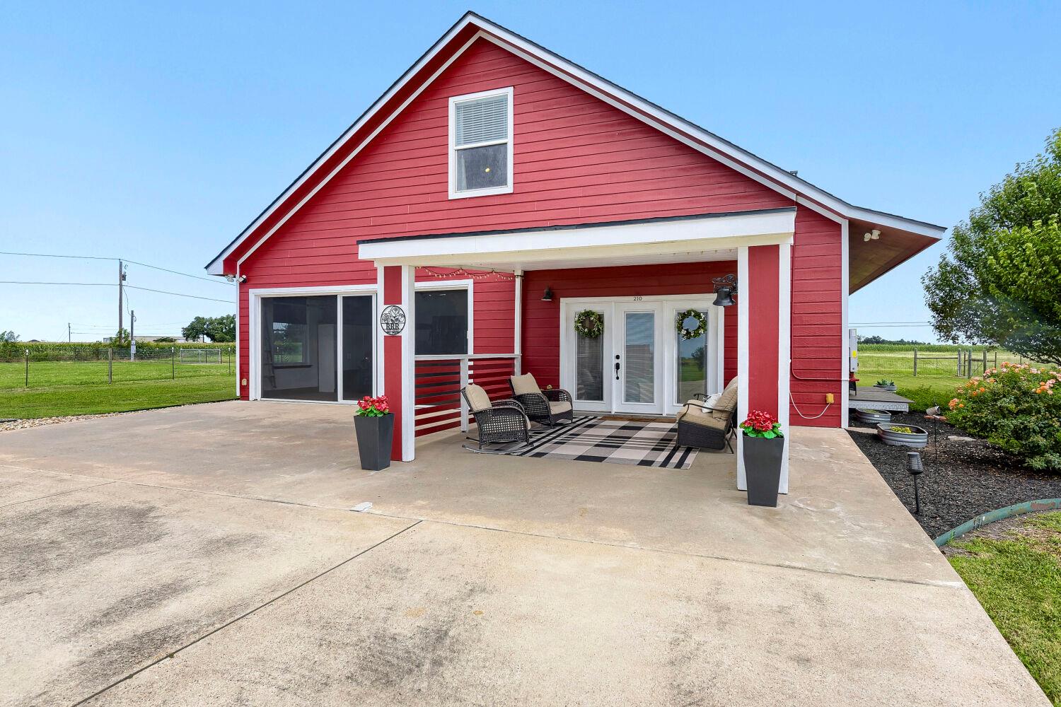 210 Battleground, Taylor, TX 76574 — photo 1
