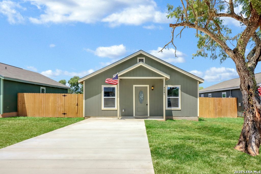 808 E 6TH ST, Nixon, TX 78140 — photo 1