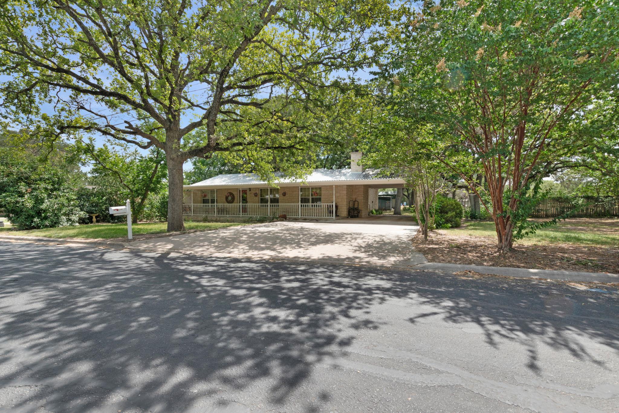 208 Oak St, Burnet, TX 78611 — photo 1
