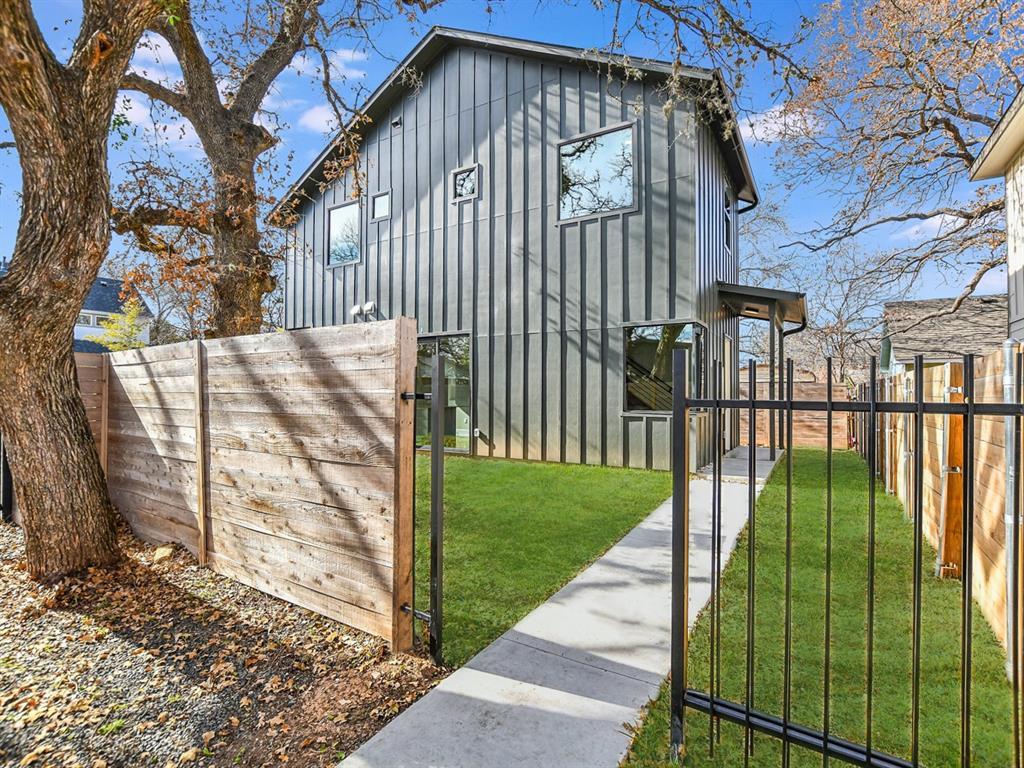 706 Valdez, Austin, TX 78741 — photo 1