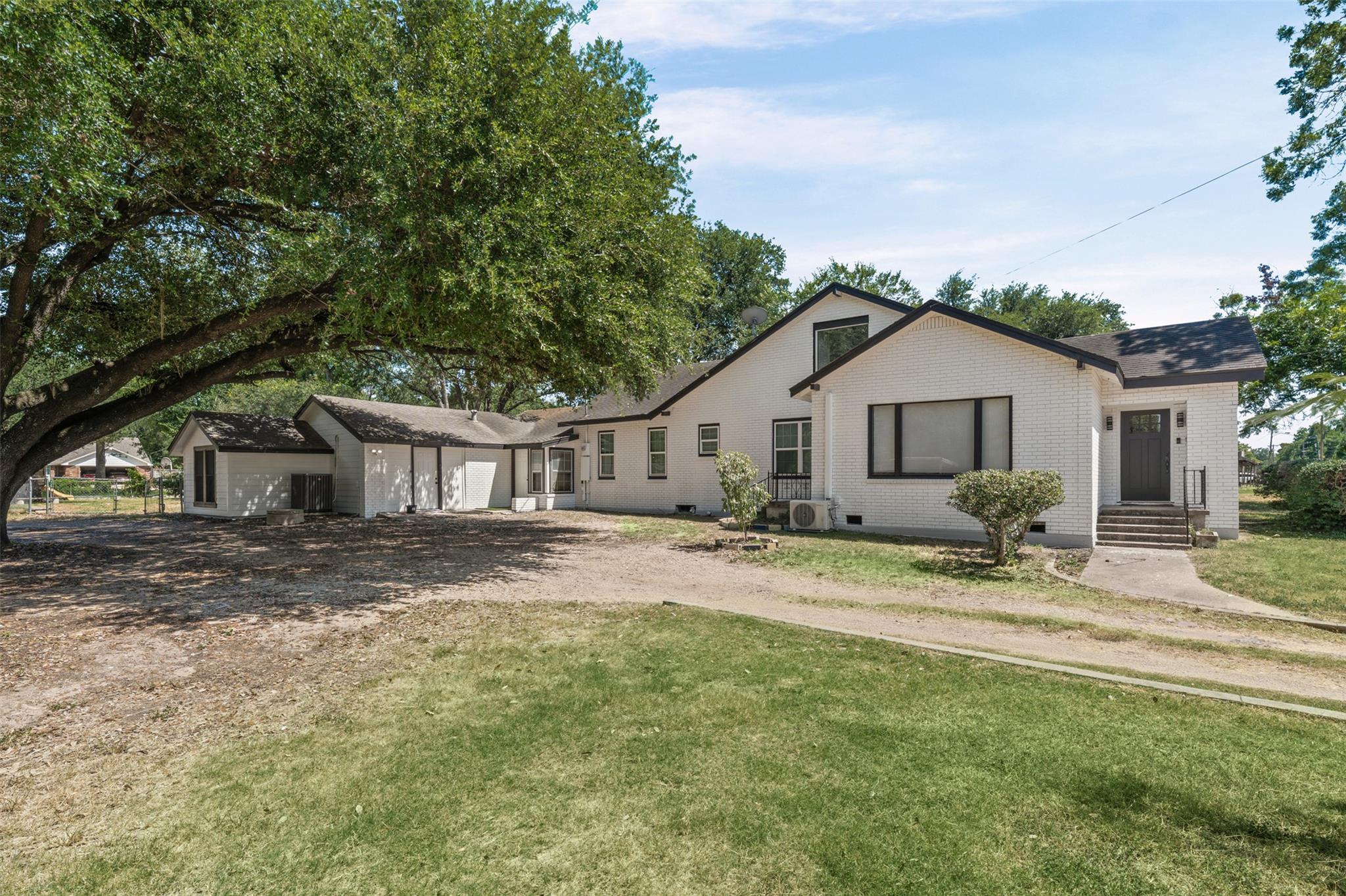 1707 N Travis Ave, Cameron, TX 76520 — photo 1