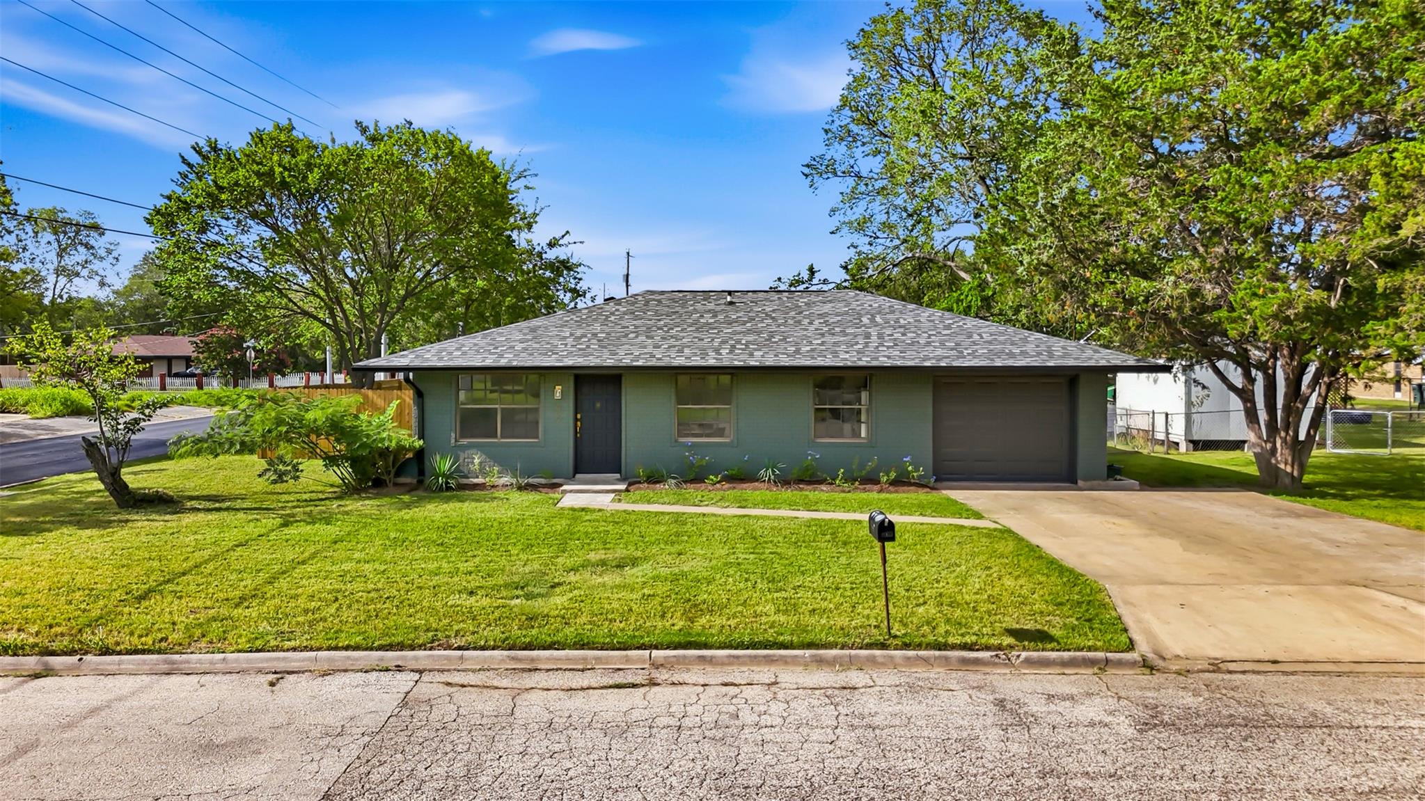 609 Magnolia, Bastrop, TX 78602 — photo 1