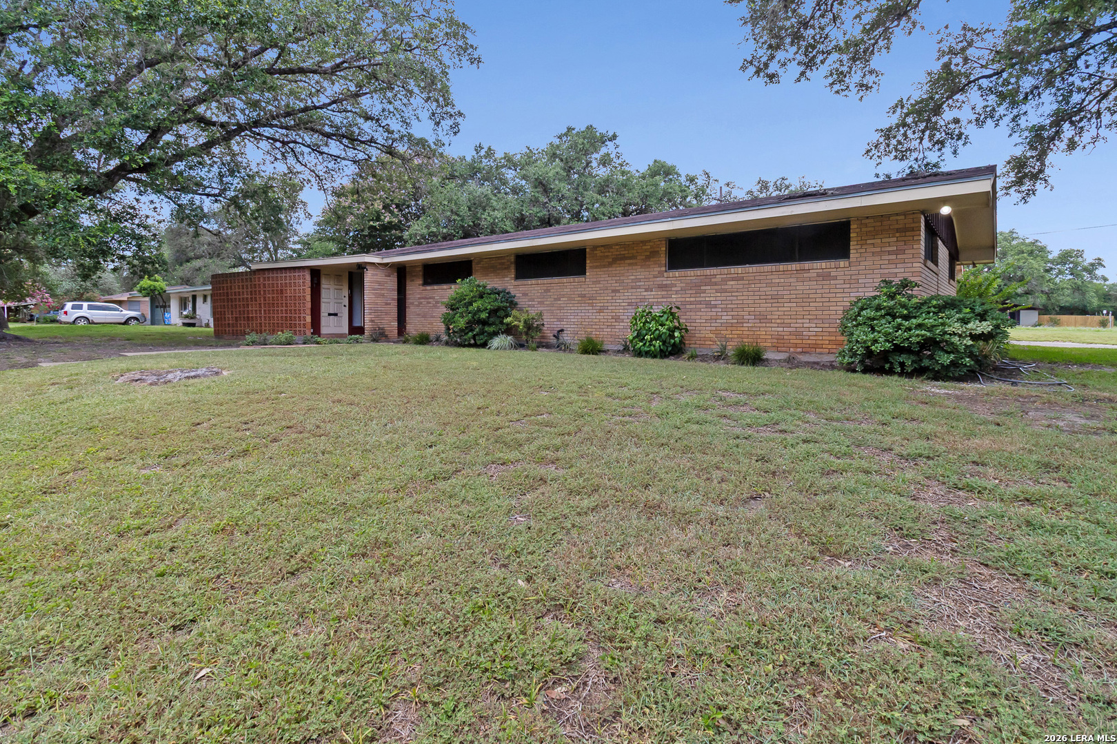 911 E Inez St, Beeville, TX 78102 — photo 1