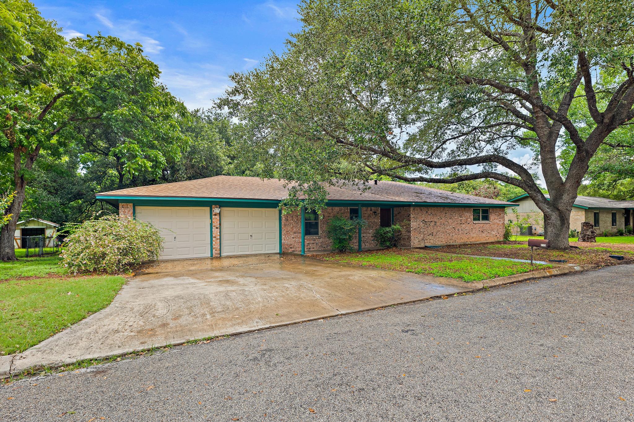 215 Memorial, Luling, TX 78648 — photo 1