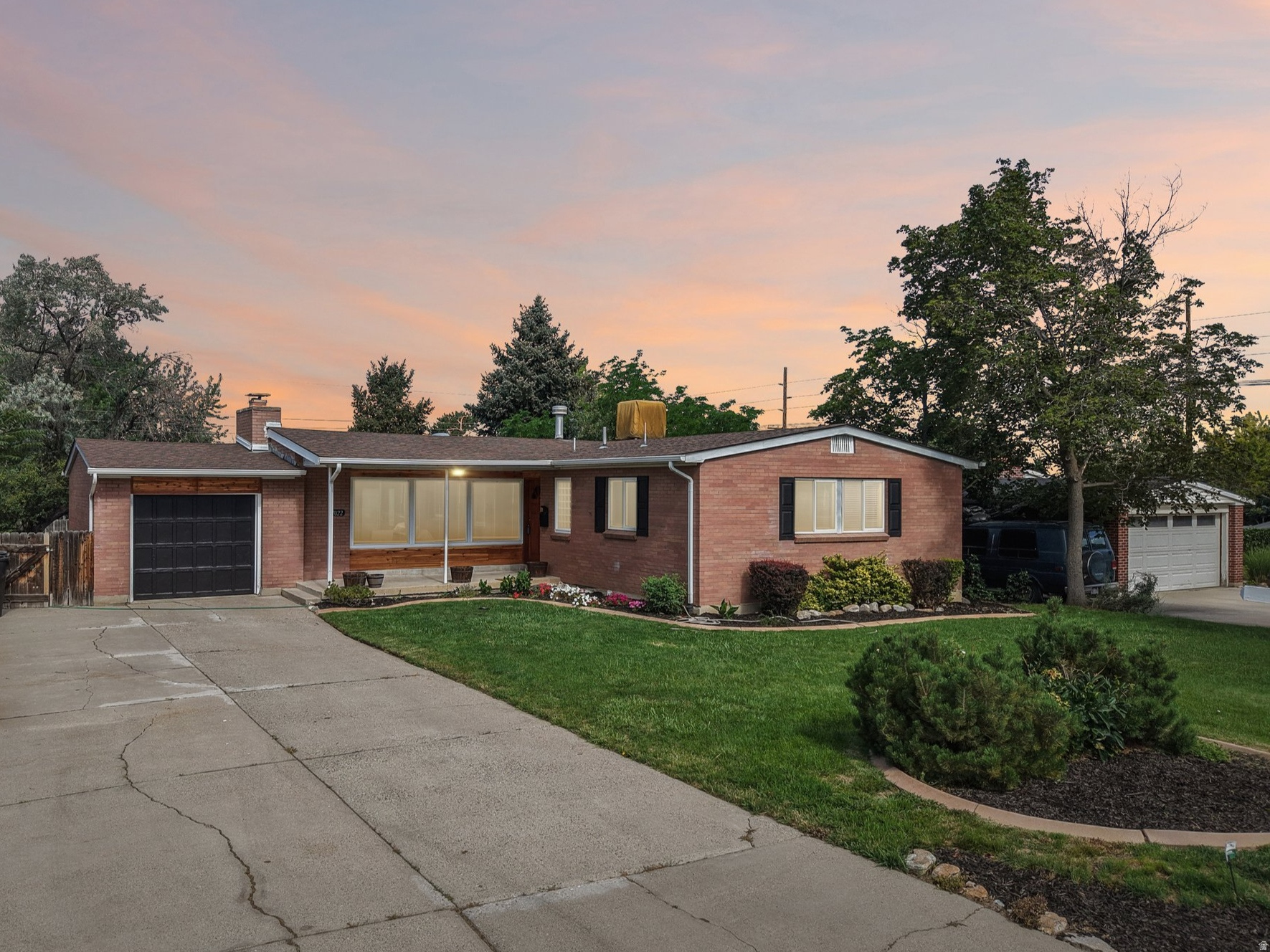 7022 S 2825 E, Cottonwood Heights, UT 84121 — photo 1