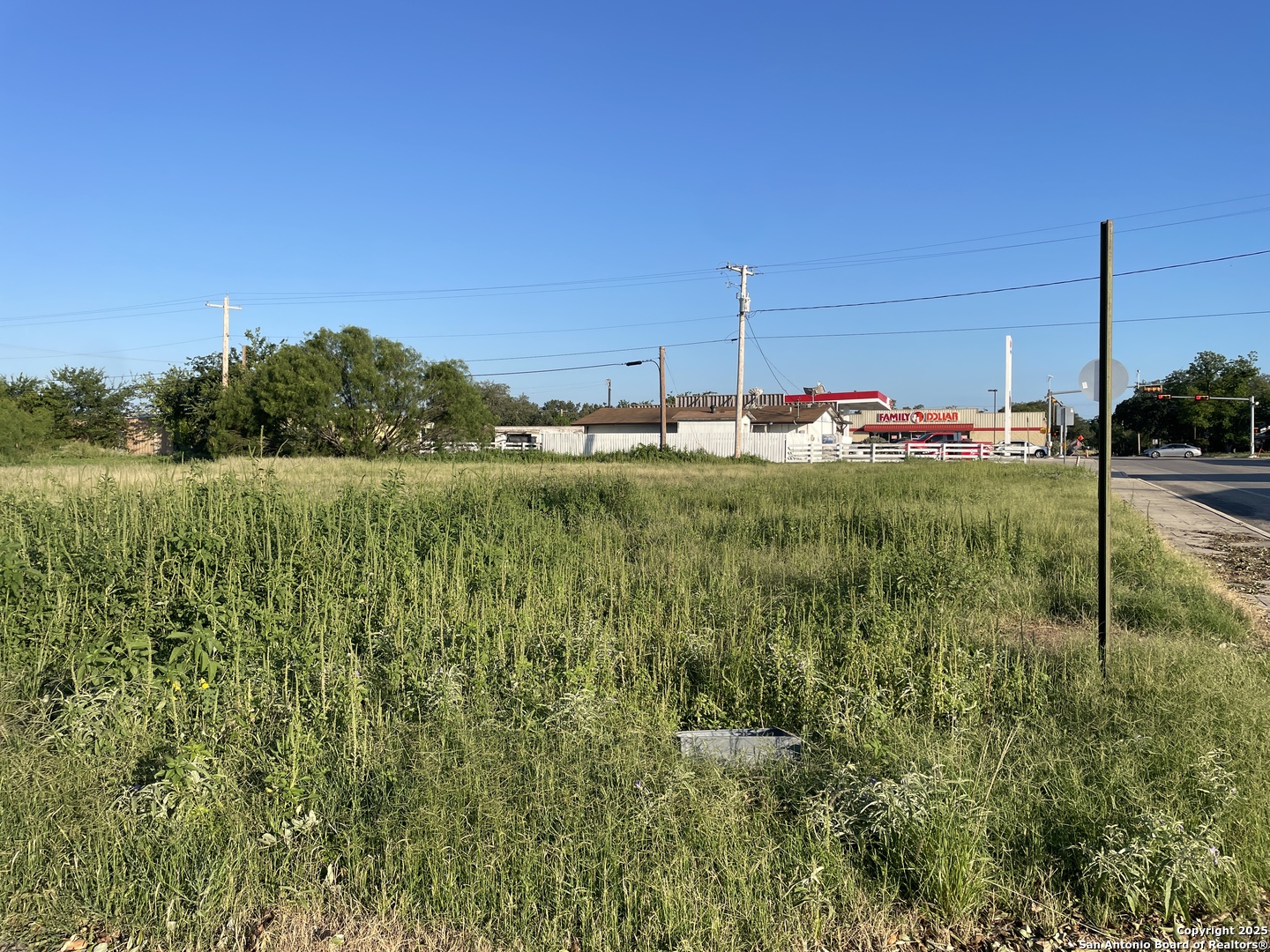 117 N Center St, Sabinal, TX 78881 — photo 1