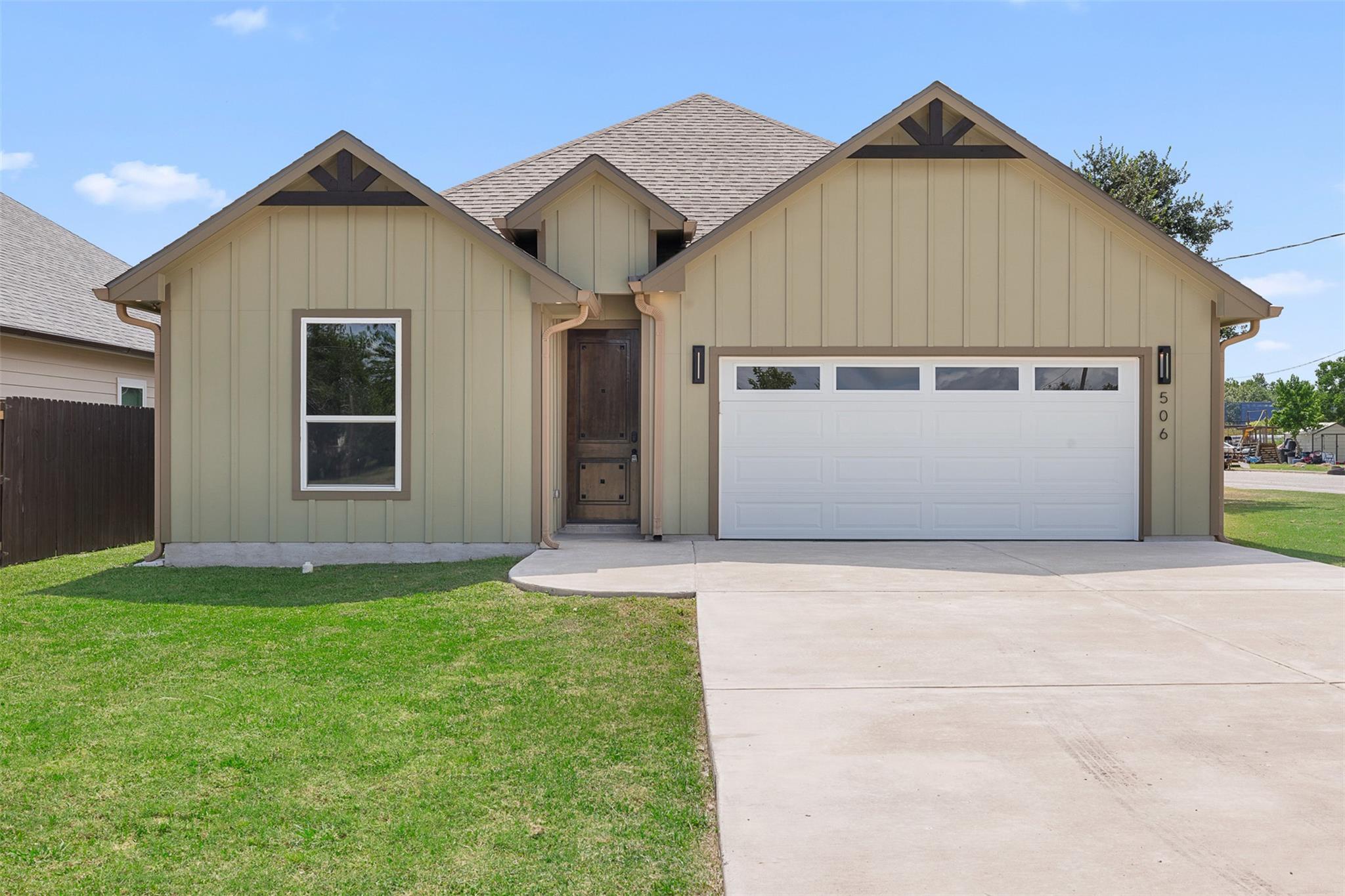 506 Waco, Giddings, TX 78942 — photo 1