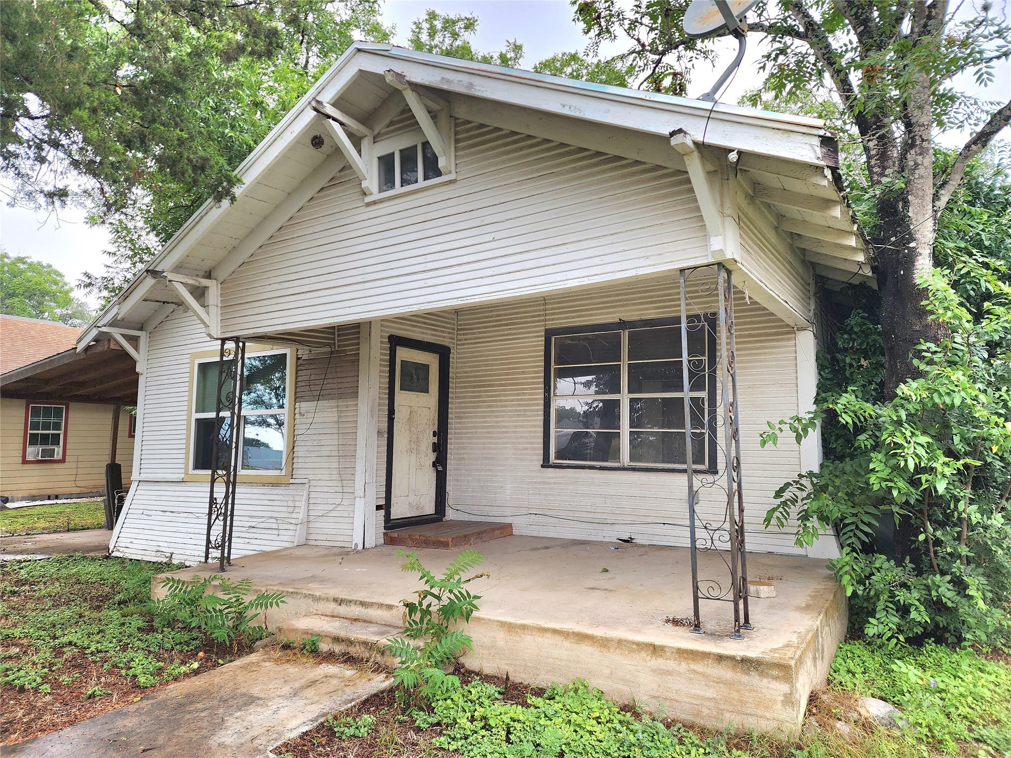 123 Davis, Luling, TX 78648 — photo 1