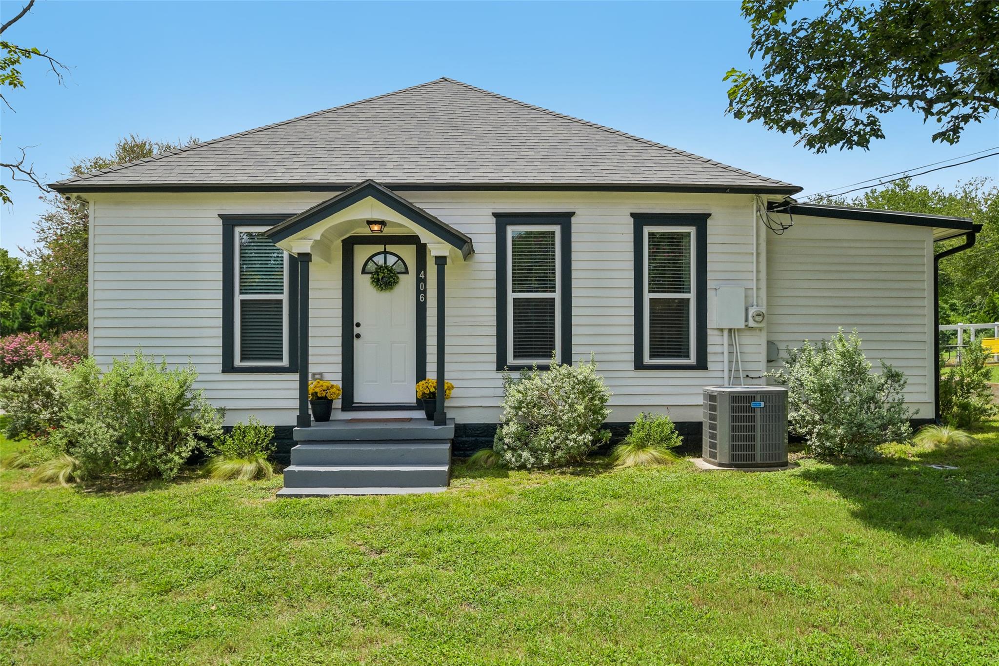 406 Live Oak, Smithville, TX 78957 — photo 1
