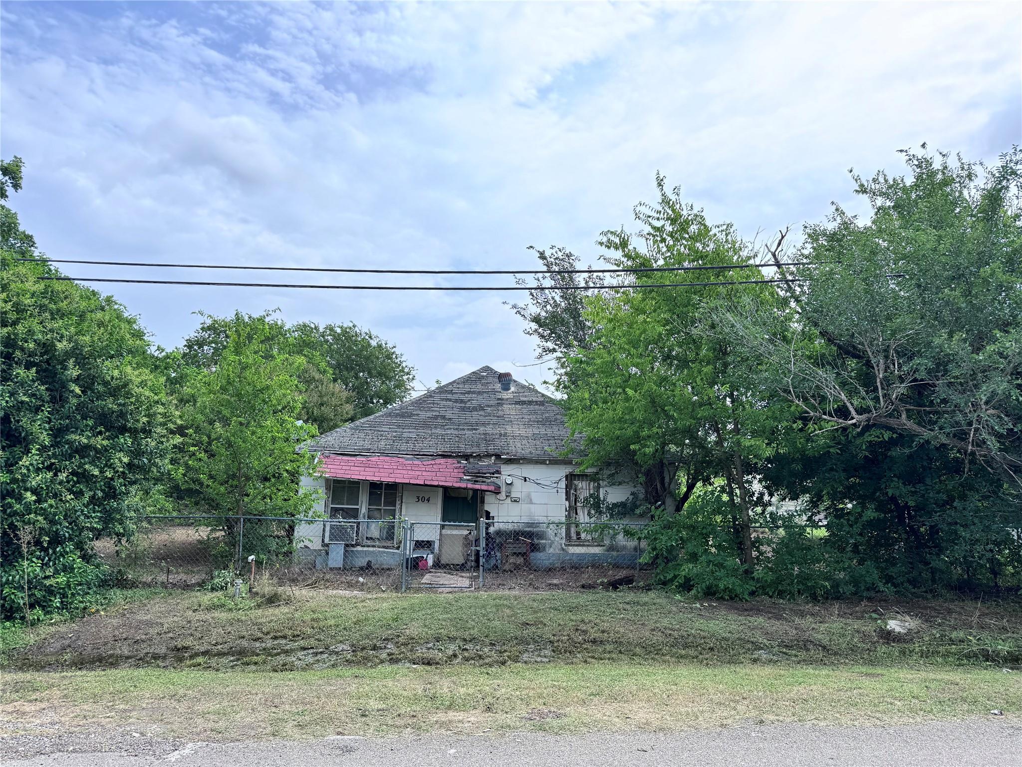 304 Prairie, Rogers, TX 76569 — photo 1