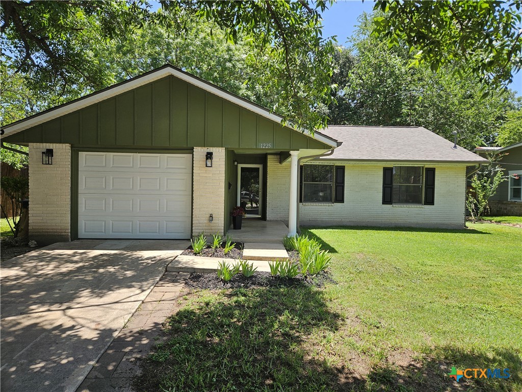 1225 W Coll Street, New Braunfels, TX 78130 — photo 1