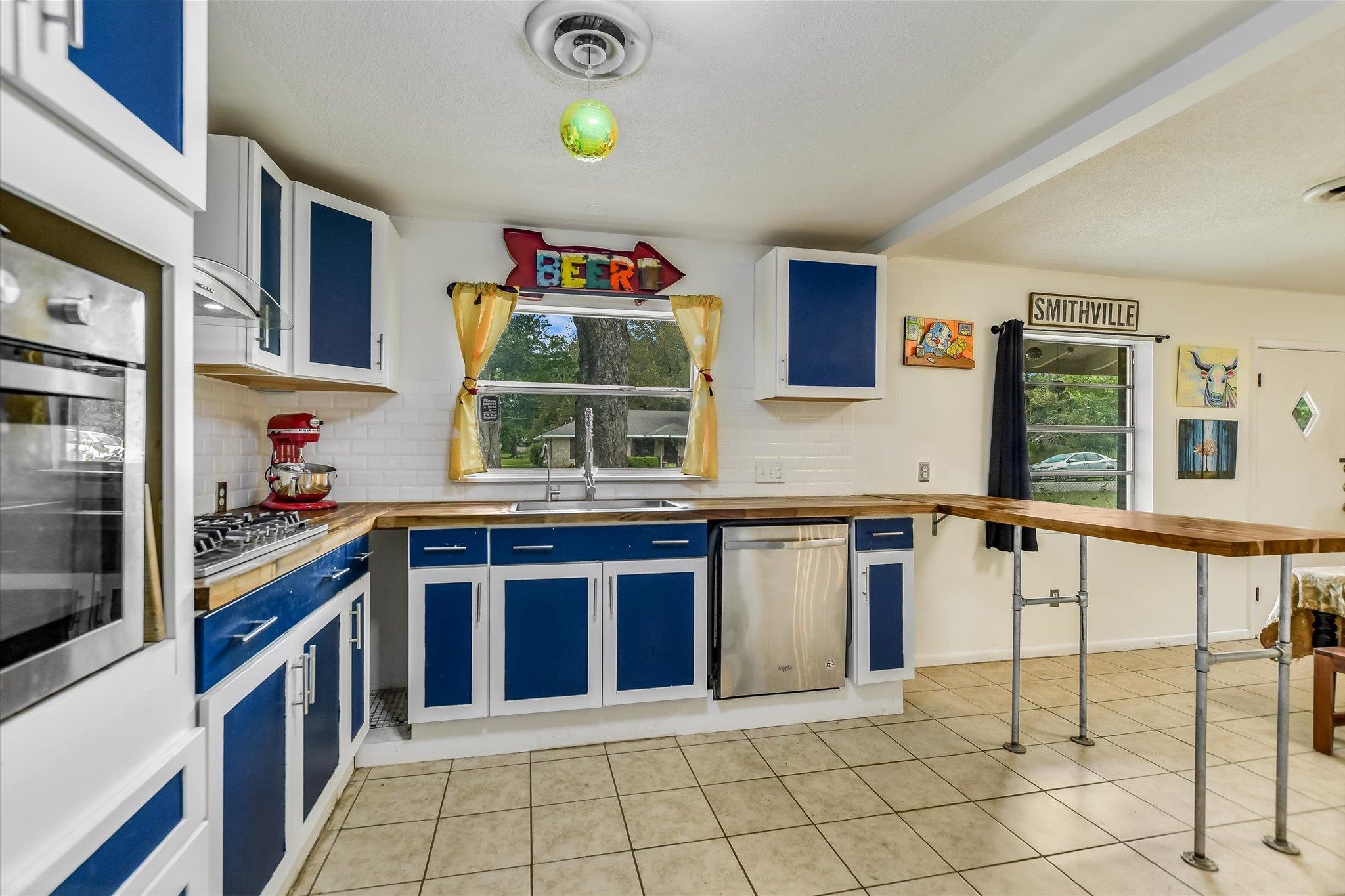 407  Hill St, Smithville, TX 78957 — photo 1