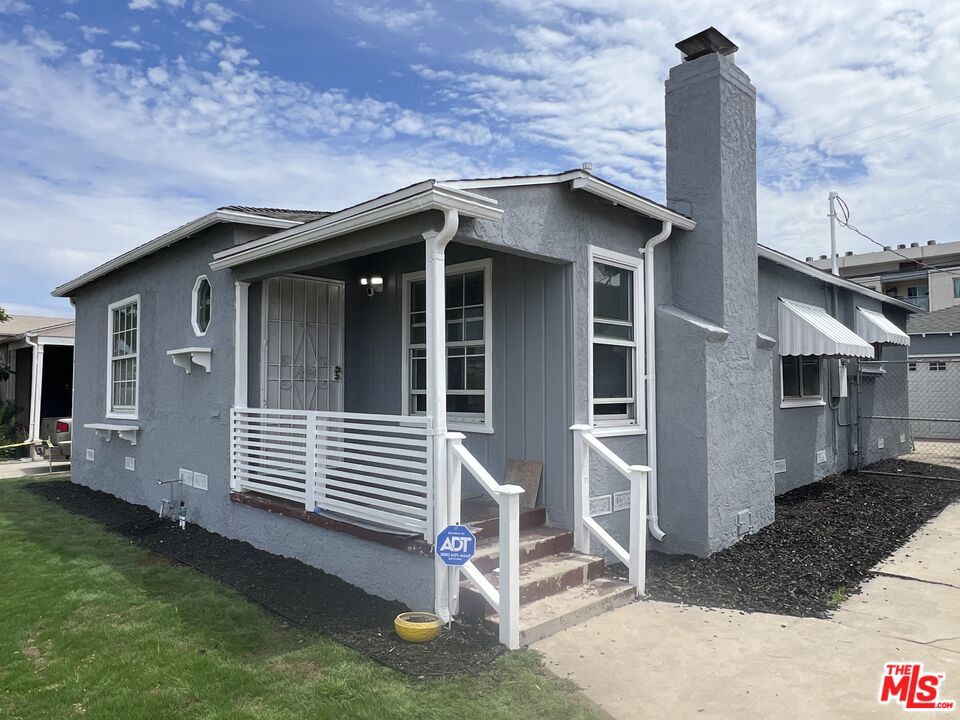 10318 S Manhattan Place, Los Angeles, CA 90047 — photo 1