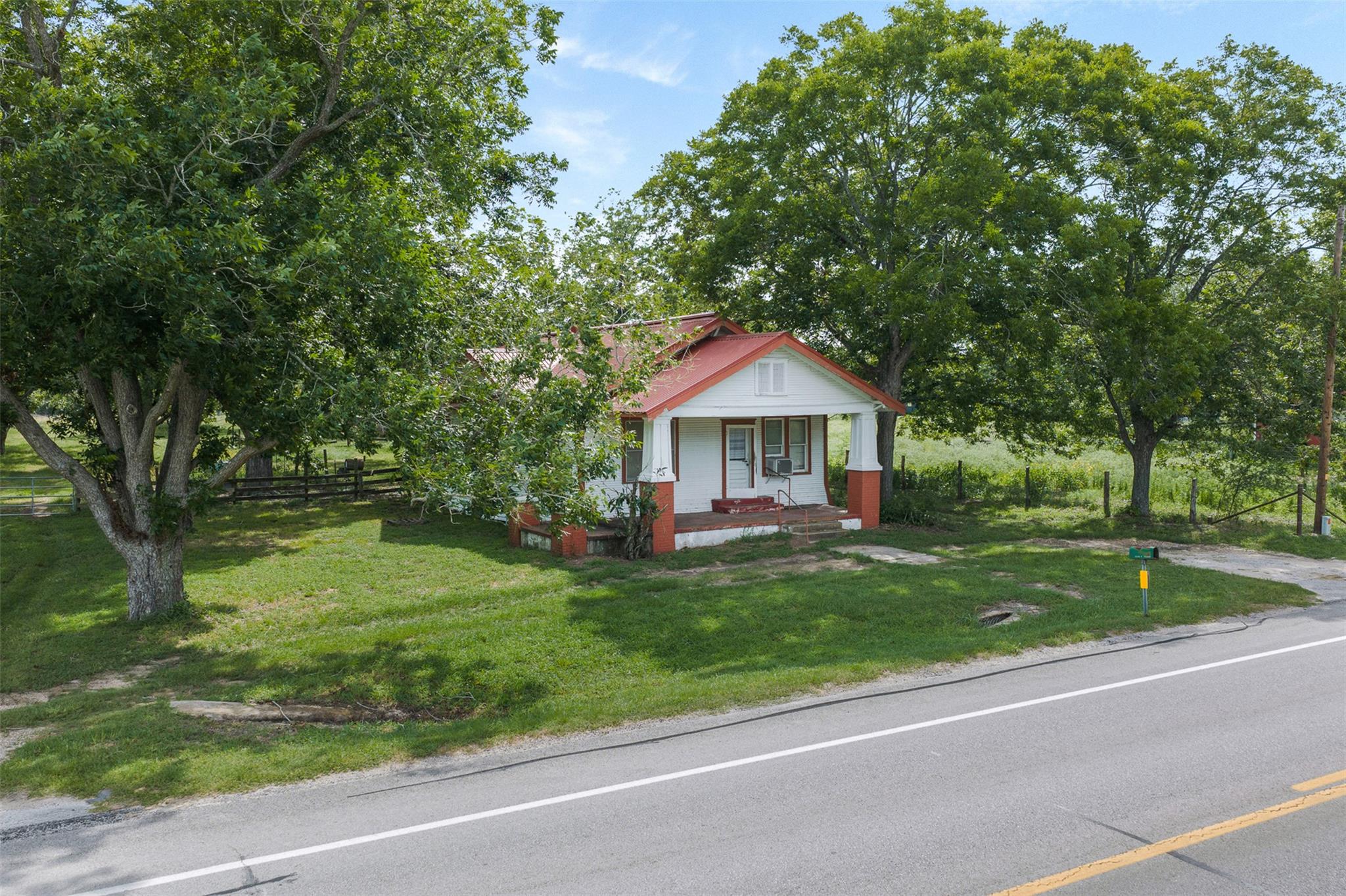 2005 Grand, Yoakum, TX 77995 — photo 1