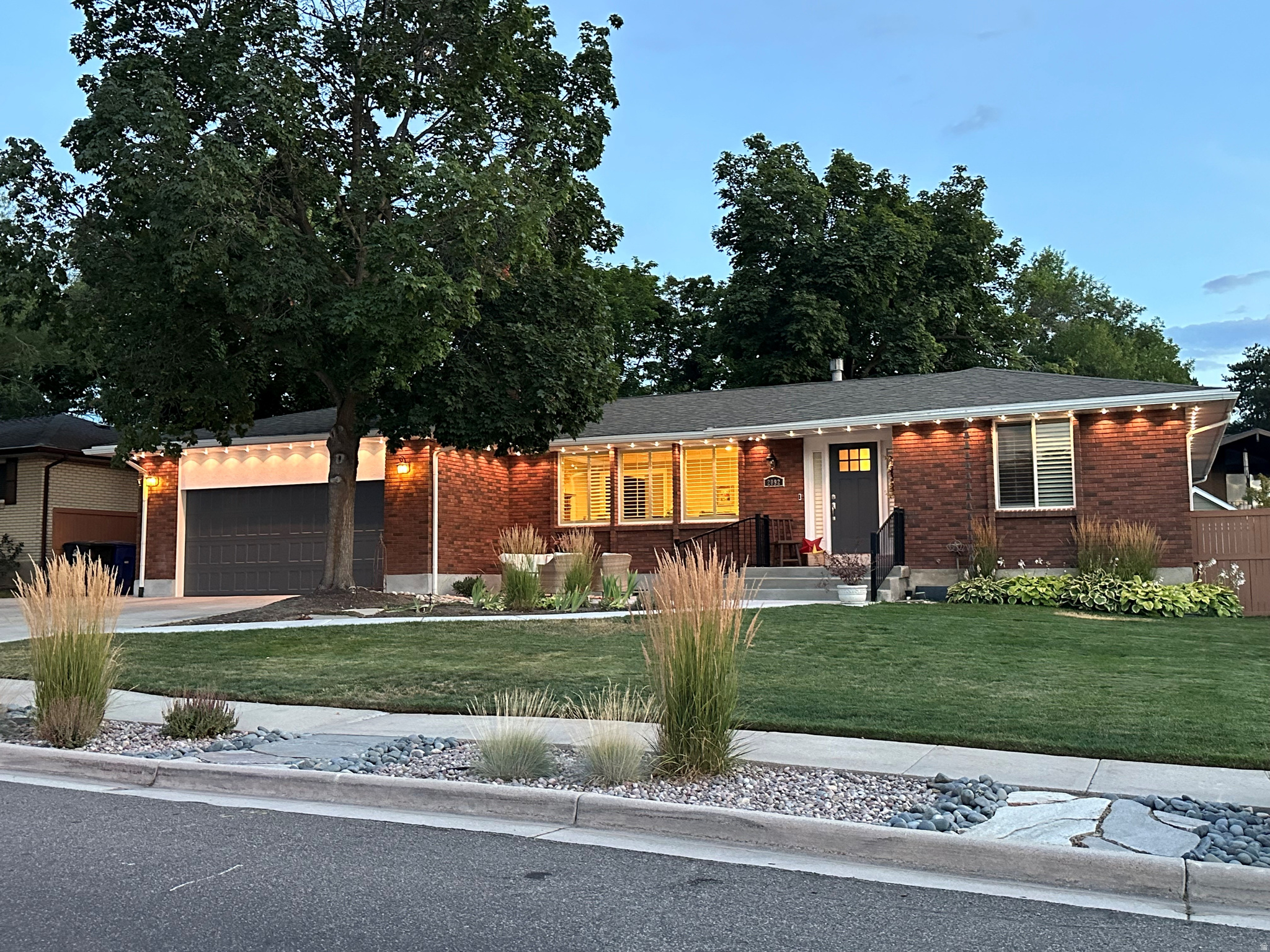 2092 E SOMERSET DR, Cottonwood Heights, UT 84121 — photo 1