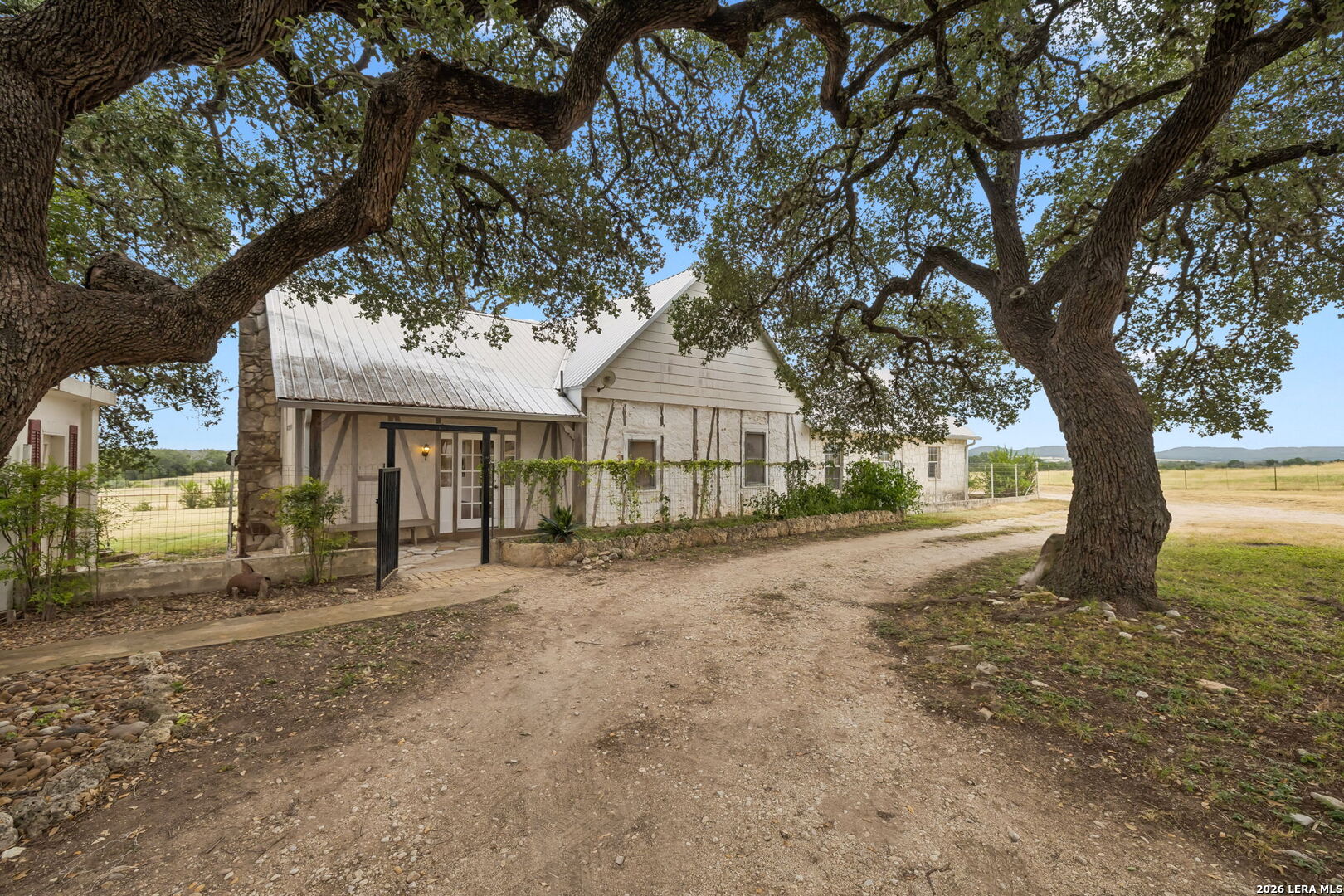 48 Holiday Rd, Comfort, TX 78013 — photo 1