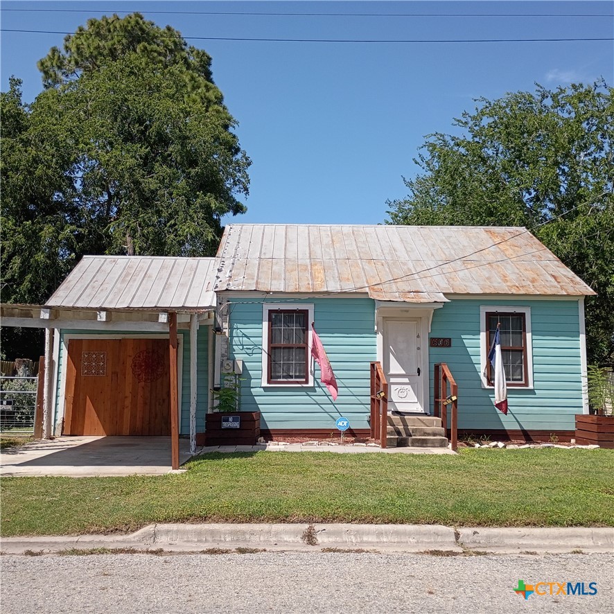 606 E Newman, Cuero, TX 77954 — photo 1
