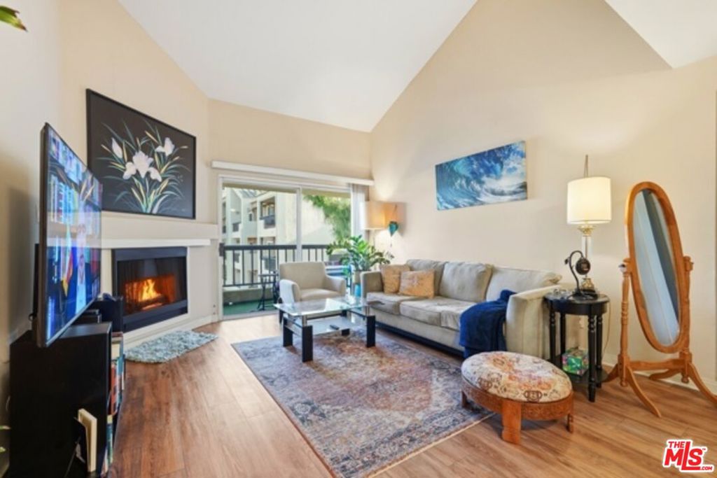 21450 Burbank Boulevard 314, Woodland Hills, CA 91367 — photo 1