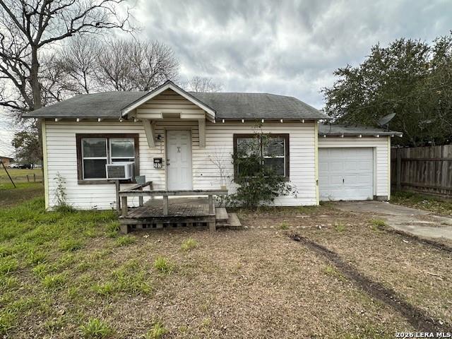 209 N ONEAL AVE, Sinton, TX 78387 — photo 1