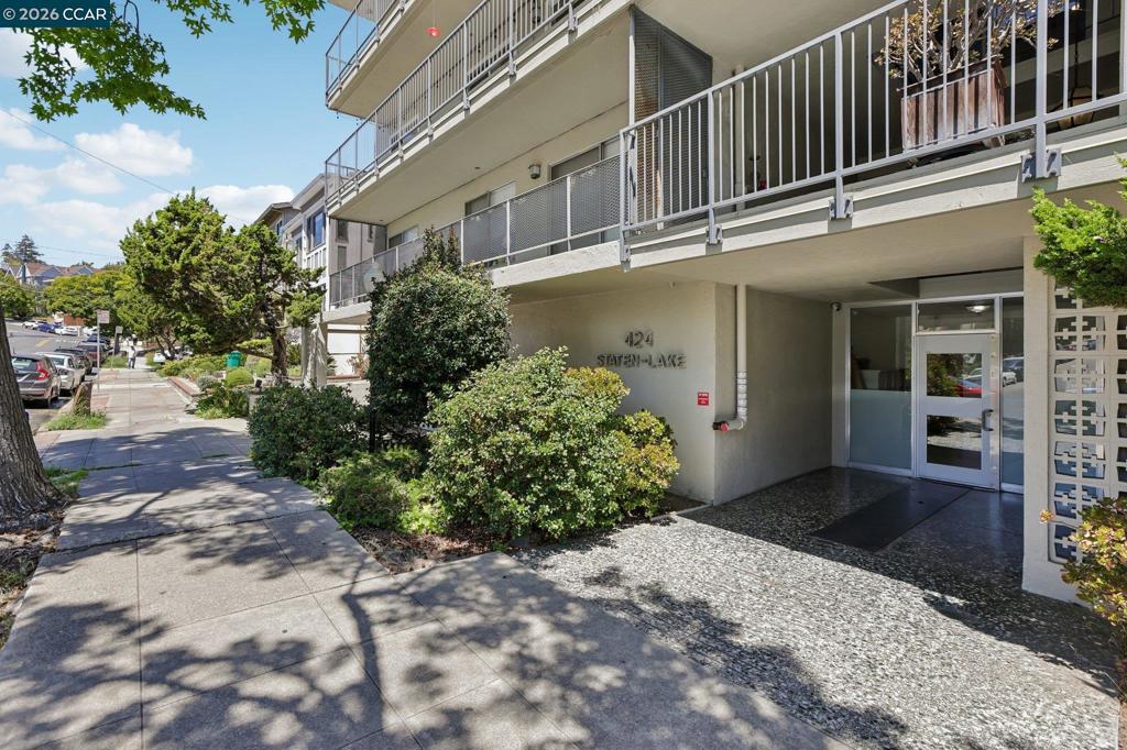424 Staten 308, Oakland, CA 94610 — photo 1