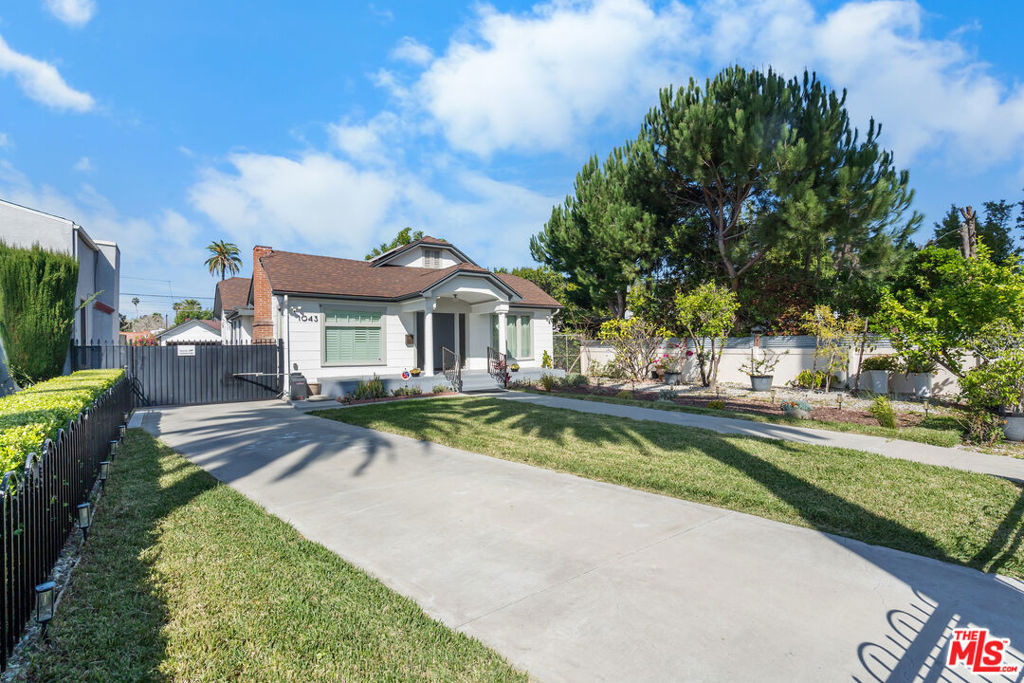 1043 S Victoria Avenue, Los Angeles, CA 90019 — photo 1