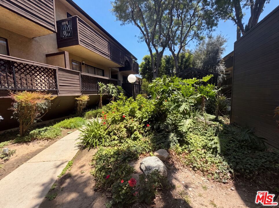 7300 Corbin Avenue M, Reseda, CA 91335 — photo 1