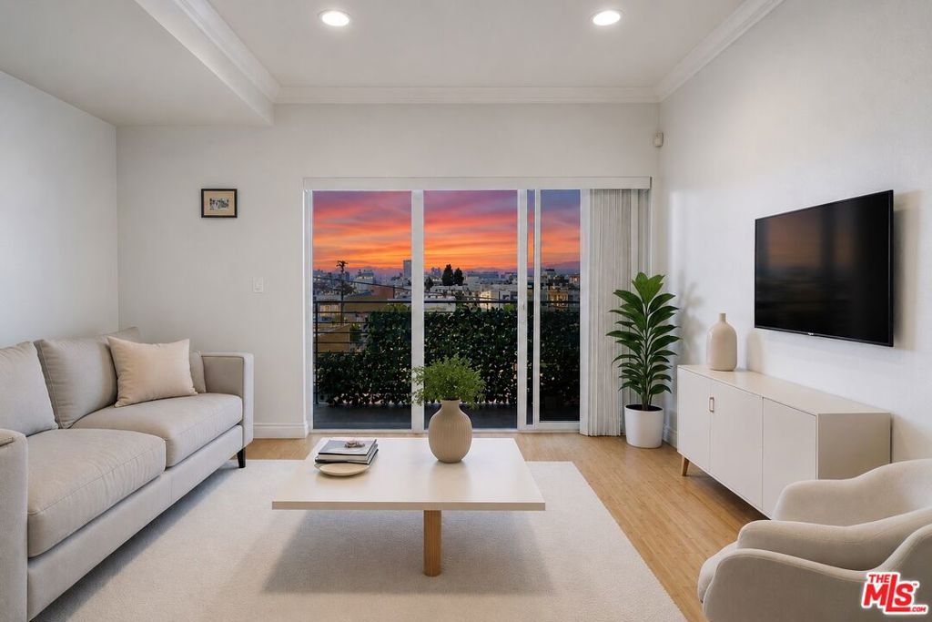 3061 W 12th Place 308, Los Angeles, CA 90006 — photo 1