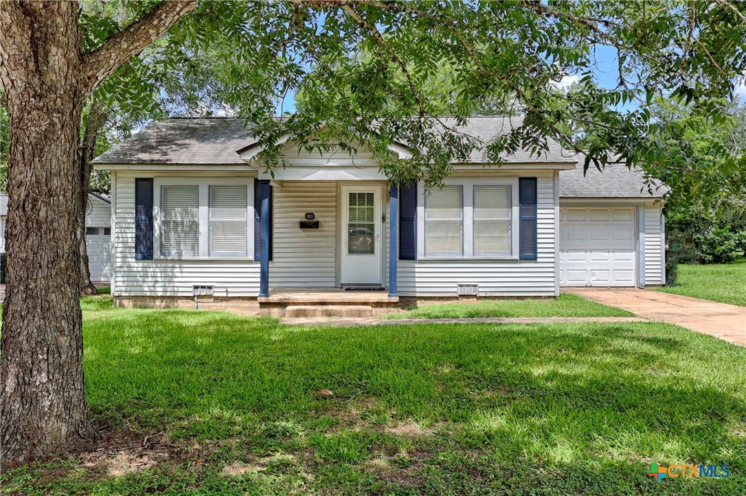 903 N Glendale Street, Hallettsville, TX 77964 — photo 1