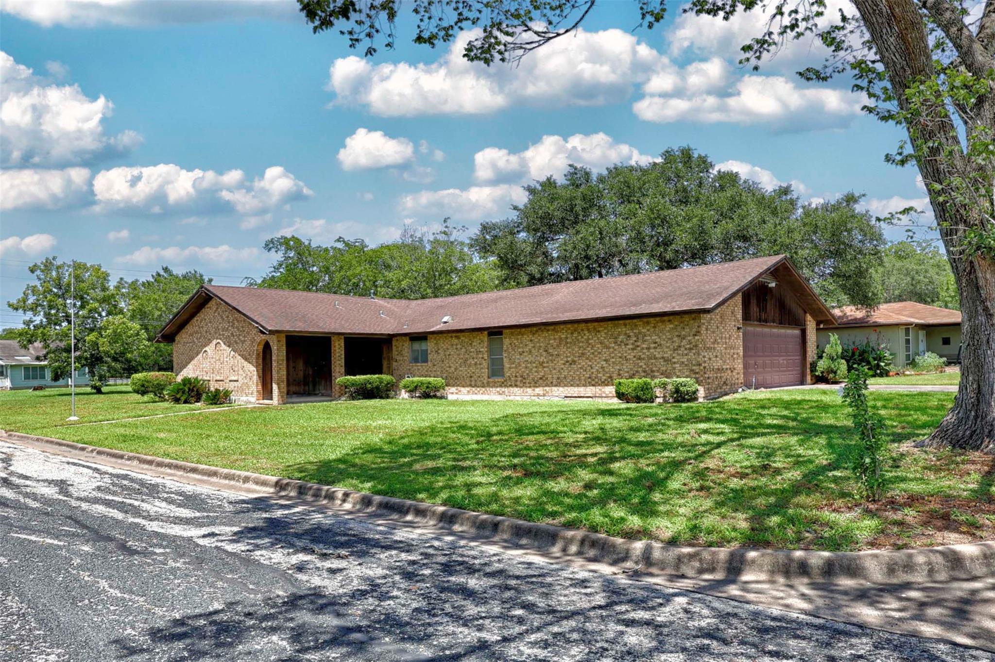 808 Herder Ave, Schulenburg, TX 78956 — photo 1