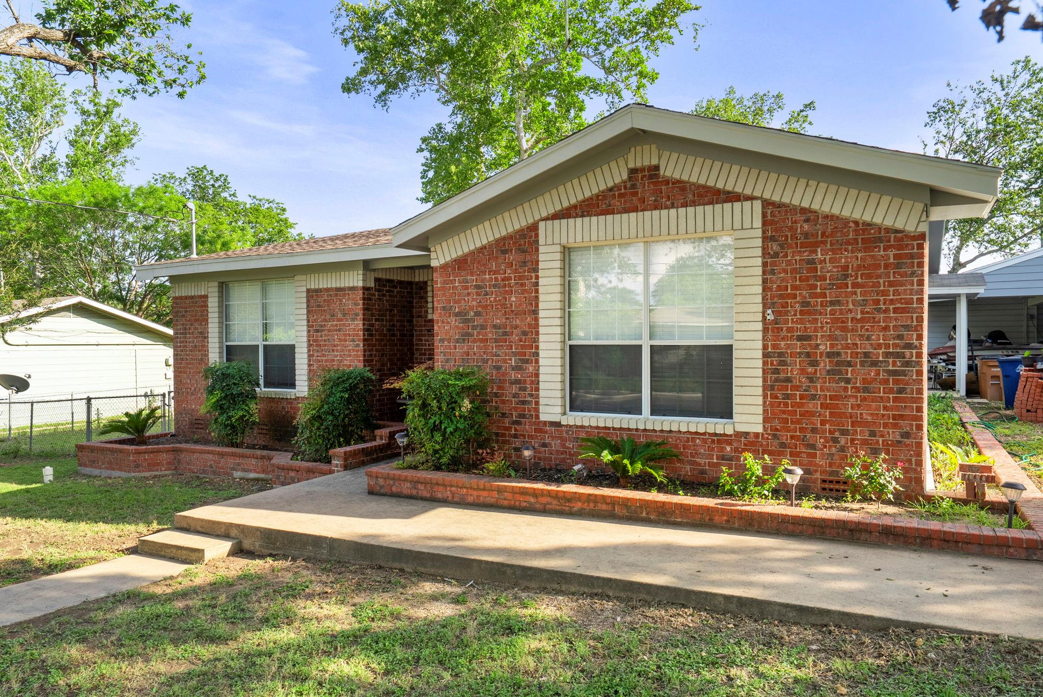 1905 Bissel Ln, Austin, TX 78745 — photo 1