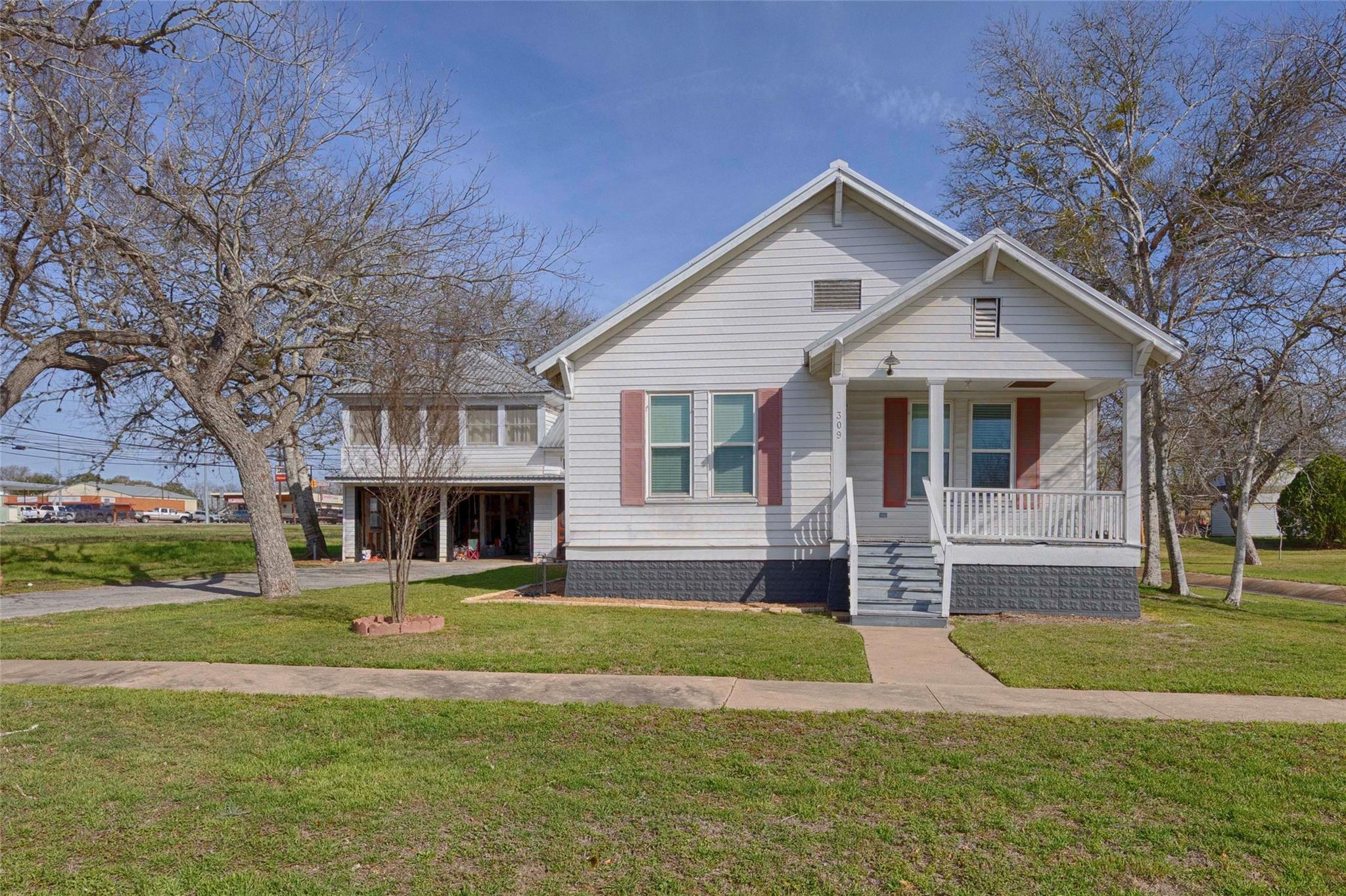 309  Anderson St, Schulenburg, TX 78956 — photo 1