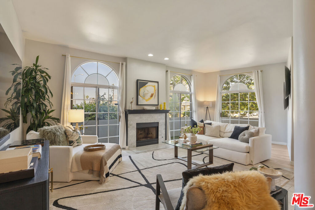 5848 W Olympic Boulevard 102, Los Angeles, CA 90036 — photo 1