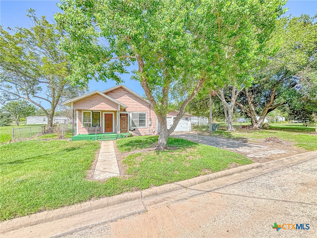 810 N Avenue H, Shiner, TX 77984 — photo 1