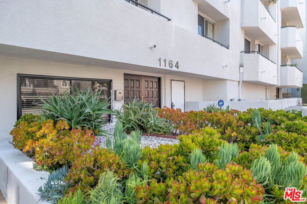 1164 Wellesley Avenue 204, Los Angeles, CA 90049 — photo 1